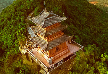 Pagode de montagne pour le complexe du temple Chùa Tam Chúc